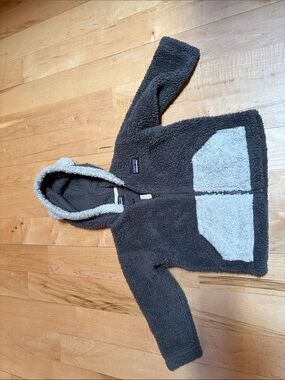 Patagonia Fleece Hoodie Jacket in Charcoal with Light Gray Pockets 6-12 months